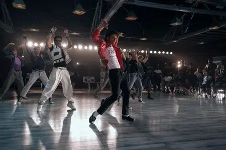 Crítica de Michael: Una lectura sesgada de una figura extraordinaria El actor de la película Michael (2026) bailando en una escena