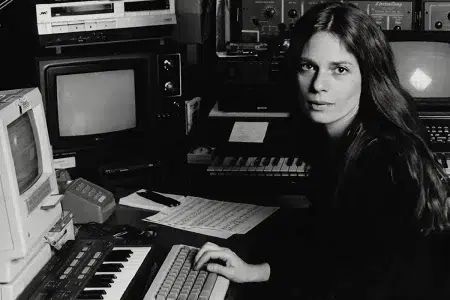 5 mujeres clave en la historia de la música electrónica Laurie Spiegel en el estudio