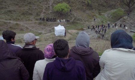 Las 5 mejores películas para ver en Netflix en mayo Frame de Nuestra tierra de Lucrecia Martel