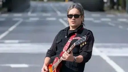 Pato Sardelli tocó el himno nacional en la exhibición de Colapinto: Mirá el video Patricio Sardelli de Airbag tocando el Himno Nacional en la exhibición de Franco Colapinto en Buenos Aires