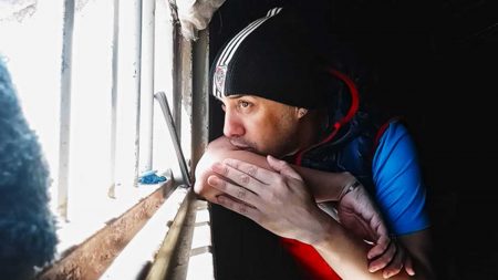 Crítica de Plata o mierda: El conmovedor registro carcelario que se aleja de los clichés de las superproducciones Plata o mierda, película de Toia Bonino y Marcos Joubert