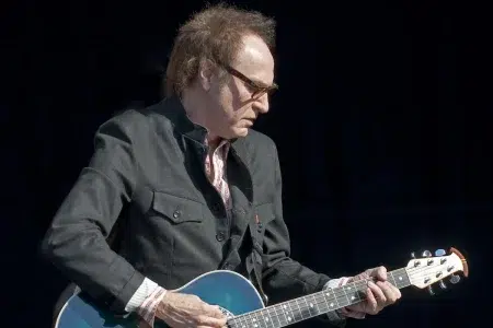 Las 4 mejores canciones del rock estadounidense según Ray Davies Ray Davies tocando la guitarra