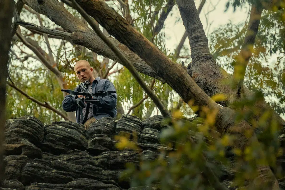 Taron Egerton con un arma en una escena de Ápex
