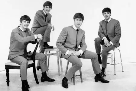 The Beatles posando para la prensa