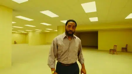 Backrooms, el terror viral de internet que llegó al cine Chiwetel Ejiofor en Backrooms