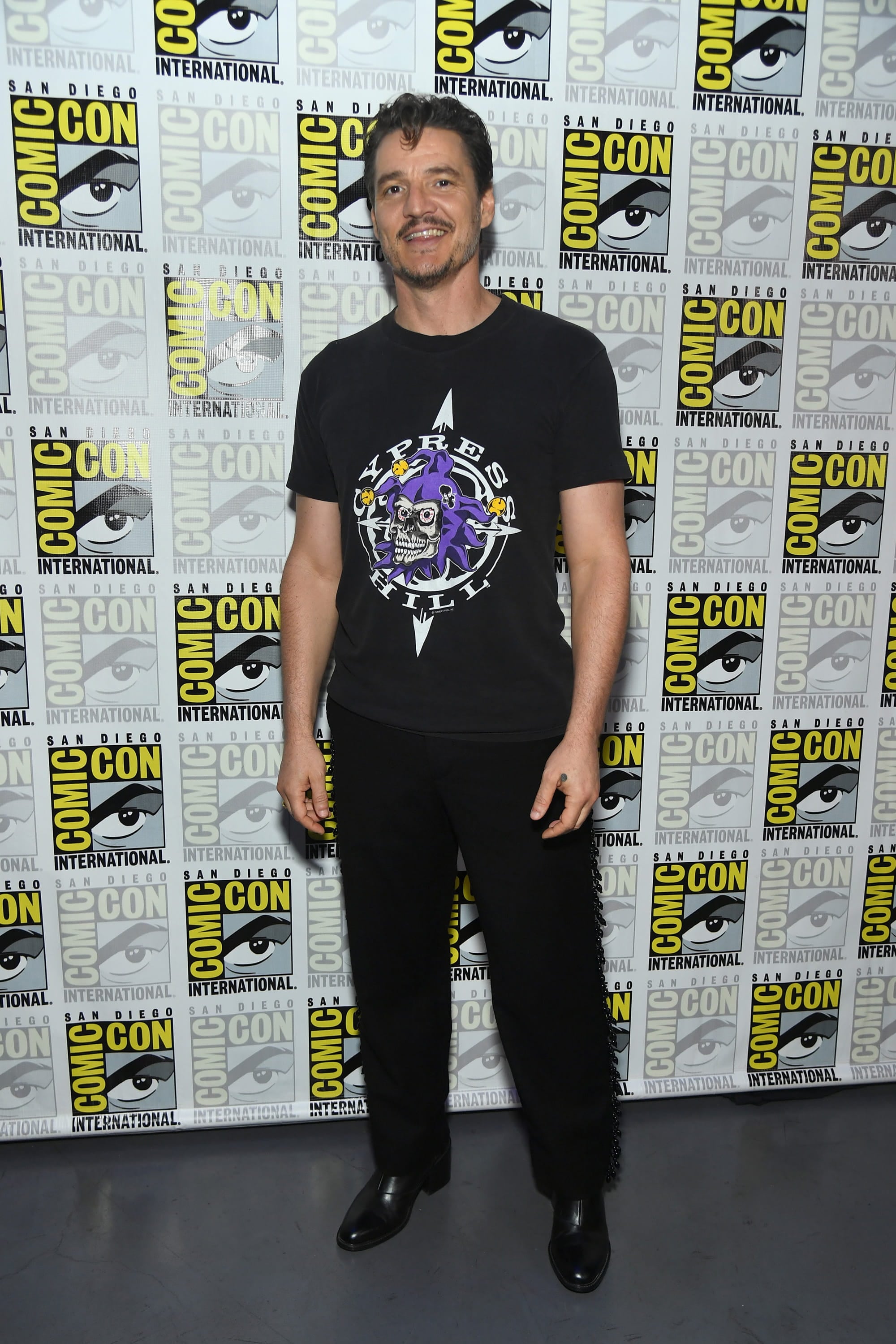 Pedro Pascal usando una remera de Cypress Hill
