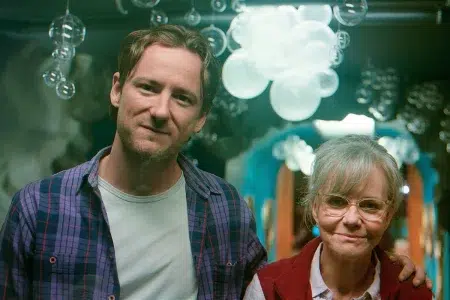 Criaturas luminosas, la nueva joya de Netflix que sorprende con su historia Sally Field y Lewis Pullman en Criaturas luminosas