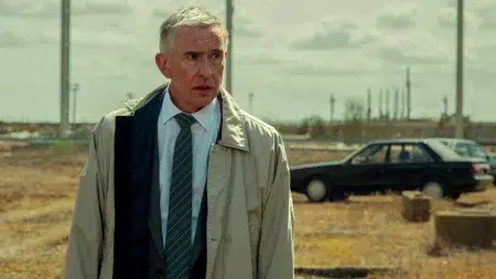 Leyendas, la entretenida miniserie basada en hechos reales que conquista Netflix Steve Coogan en la serie Leyendas