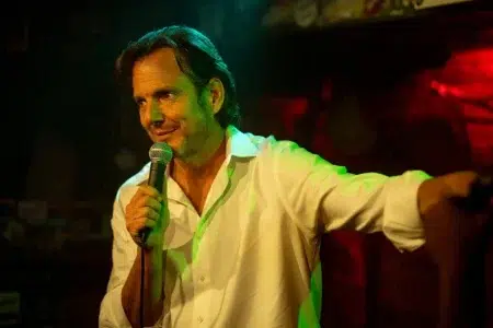 Qué ver en Disney+: Las mejores películas nuevas Will Arnett con un micrófono en el film Sin conexión