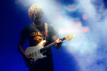 Albert Hammond Jr. defiende el nuevo disco de The Strokes: "Embriagadoramente bueno" Albert Hammond Jr. de The Strokes tocando la guitarra