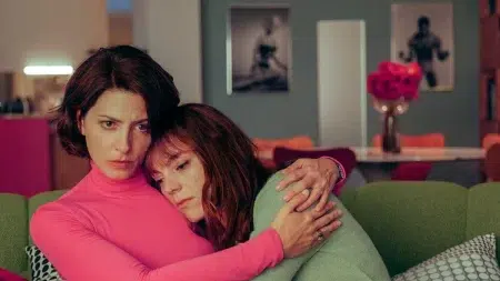 Amarga Navidad llegó a los cines: Qué dicen las críticas sobre la película de Almodóvar Las protagonistas de Amarga Navidad abrazadas en un sillón