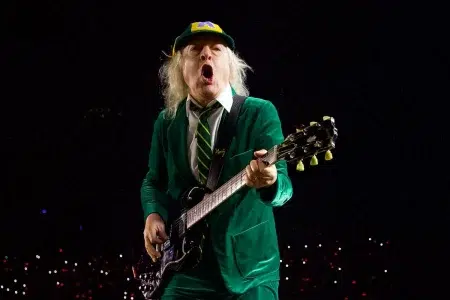 Angus Young tocando la guitarra en un show de AC/DC