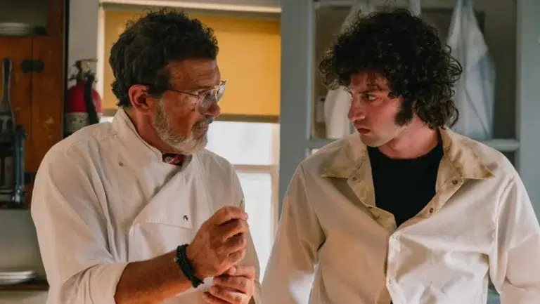 Antonio Banderas y Dominic Sessa en Tony (2026)