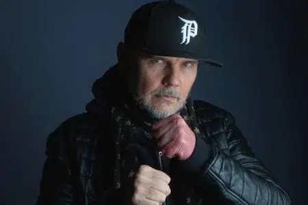 Billy Corgan explica por qué prefiere bajistas mujeres Billy Corgan