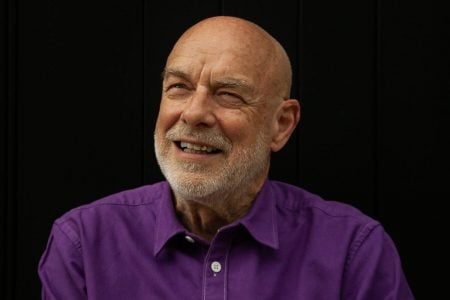El disco pop favorito de Brian Eno: "Marcó una diferencia en mi vida" Brian Eno sonriendo