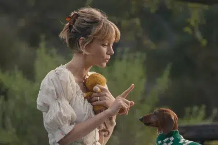 Qué ver en Netflix: 3 series donde cada temporada cuenta una historia distinta Carey Mulligan y un perro en una escena de Bronca 2