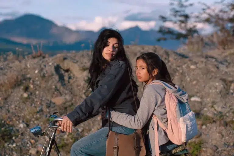 Las protagonistas de la película Risa y la cabina del viento andando en bicileta