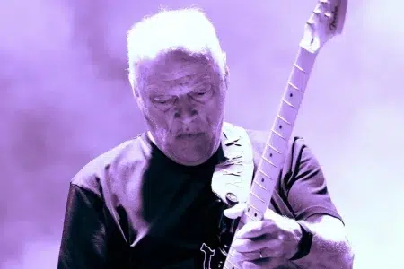 El disco menos inspirado de Pink Floyd según David Gilmour: "Estábamos perdidos" David Gilmour tocando la guitarra