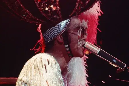Elton John cantando