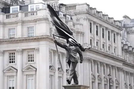 El significado de la nueva escultura de Banksy Escultura de Banksy, de un hombre de negro portando una bandera negra