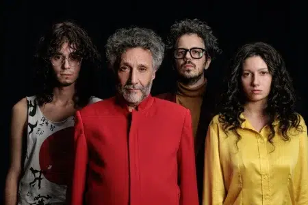 Fito Páez anticipa su nuevo disco con el corto "Todos los Fitos" Fito Páez rodeado de actores que lo interpretan en el corto "Todos los Fitos"