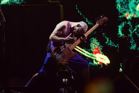 Flea tocando el bajo
