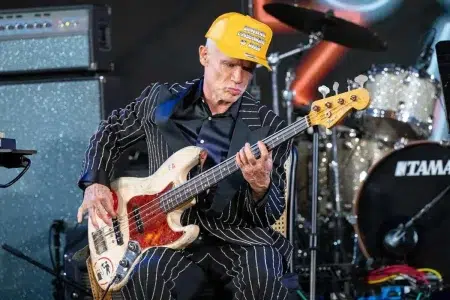 Flea tocando el bajo
