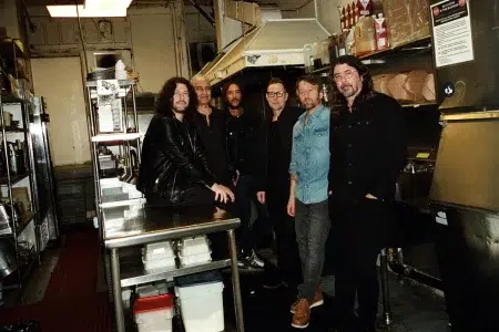 Por qué Dave Grohl cambió el nombre del nuevo disco de Foo Fighters: "Me enfadé muchísimo" Foo Fighters posando para la cámara