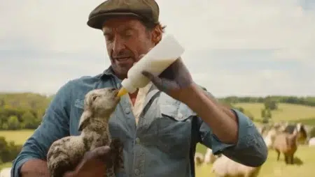 Qué ver en Prime Video: 6 películas nuevas Hugh Jackman alimentando una oveja en la película Las ovejas detectives
