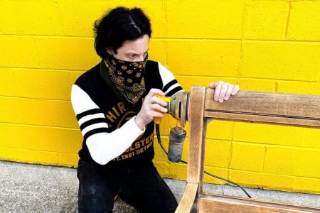 Jack White trabajando sobre un mueble