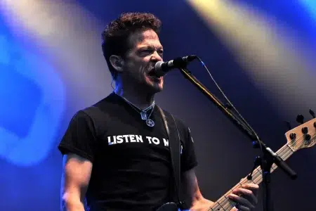 Jason Newsted confiesa por qué dejó Metallica: "Me iba a morir" Jason Newsted tocando el bajo