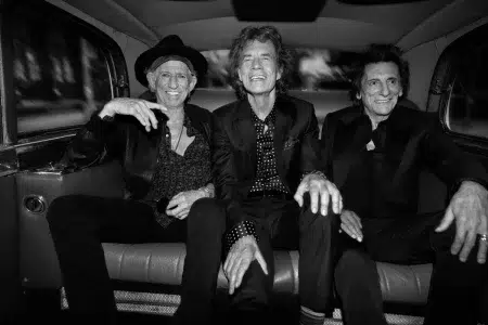Foreign Tongues: Fecha de lanzamiento y primeros adelantos del nuevo disco de The Rolling Stones Keith Richards, Mick Jagger y Ronnie Wood dentro de un auto