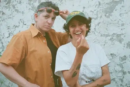 Lucy Patané y Barbi Recanati posan juntas para la cámara