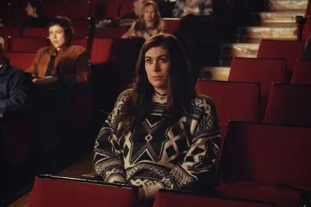 Qué ver en Netflix: 4 películas nuevas que están entre lo más visto Elisabeth Martínez sentada en un cine en una escena de Mi querida señorita