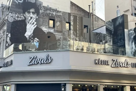 Inauguran un nuevo mural de Charly García, obra de Martín Ron Mural de Charly García en Zivals