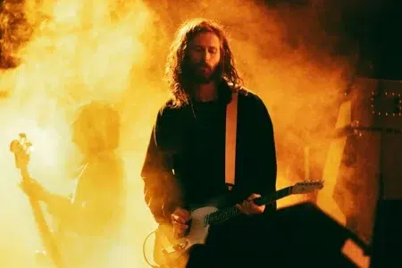 Nick Valensi abandona The Strokes momentáneamente Nick Valensi tocando la guitarra