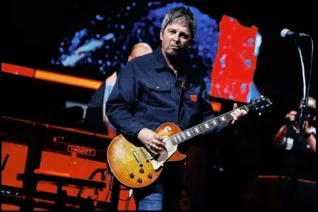 La canción de Oasis que a Noel Gallagher nunca le gustó: "La escribí por error" Noel Gallagher tocando la guitarra en un show de Oasis