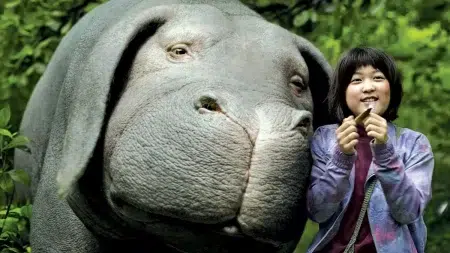 Qué ver en Netflix: 4 películas sobre amistades inesperadas Una niña y un animal, lado a lado, en la película Okja