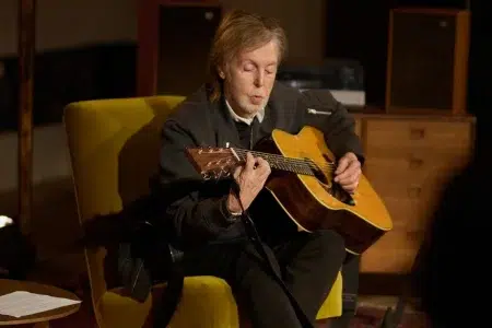 Netflix quiso “humillar” a Paul McCartney en un especial pero él se negó Paul McCartney tocando la guitarra