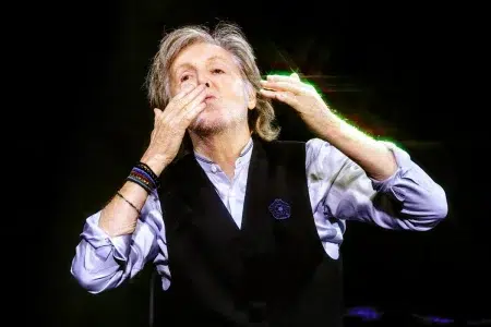 Paul McCartney revela en qué reality show le gustaría participar Paul McCartney tirando besos desde el escenario