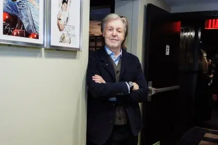 Paul McCartney afirma que The Beatles fue "la mejor banda de todos los tiempos" Paul McCartney cruzado de brazos