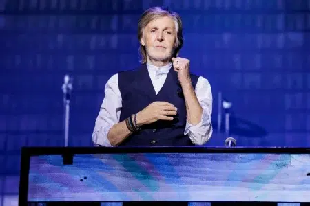 Las bandas que Paul McCartney escucha por recomendación de su nieto Paul McCartney levantando un puño