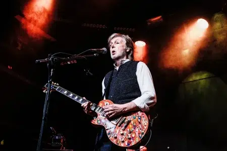 Paul McCartney elige las 10 canciones que definieron su vida Paul McCartney tocando la guitarra en un show