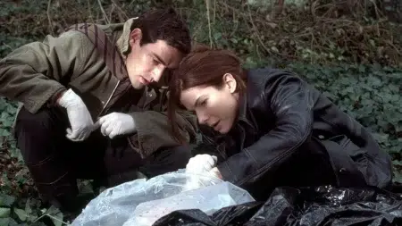 Qué ver en Netflix: 3 películas donde el tiempo juega en contra Sandra Bullock y Ben Chaplin en la película Cálculo mortal