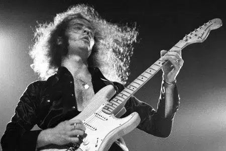 El guitarrista que más "se menospreciaba" según Ritchie Blackmore Ritchie Blackmore tocando la guitarra