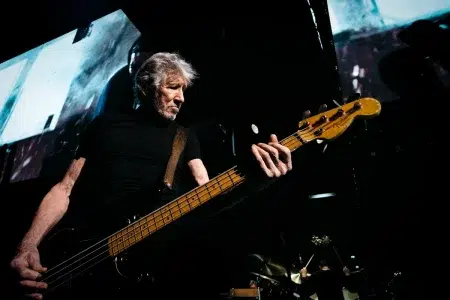 El Beatle favorito de Roger Waters: "Siempre sentí una afinidad con él" Roger Waters tocando el bajo