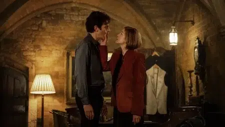 Las damas primero llegó a Netflix: Por qué la crítica la destrozó Sacha Baron Cohen y Rosamund Pike en Las damas primero (2026)