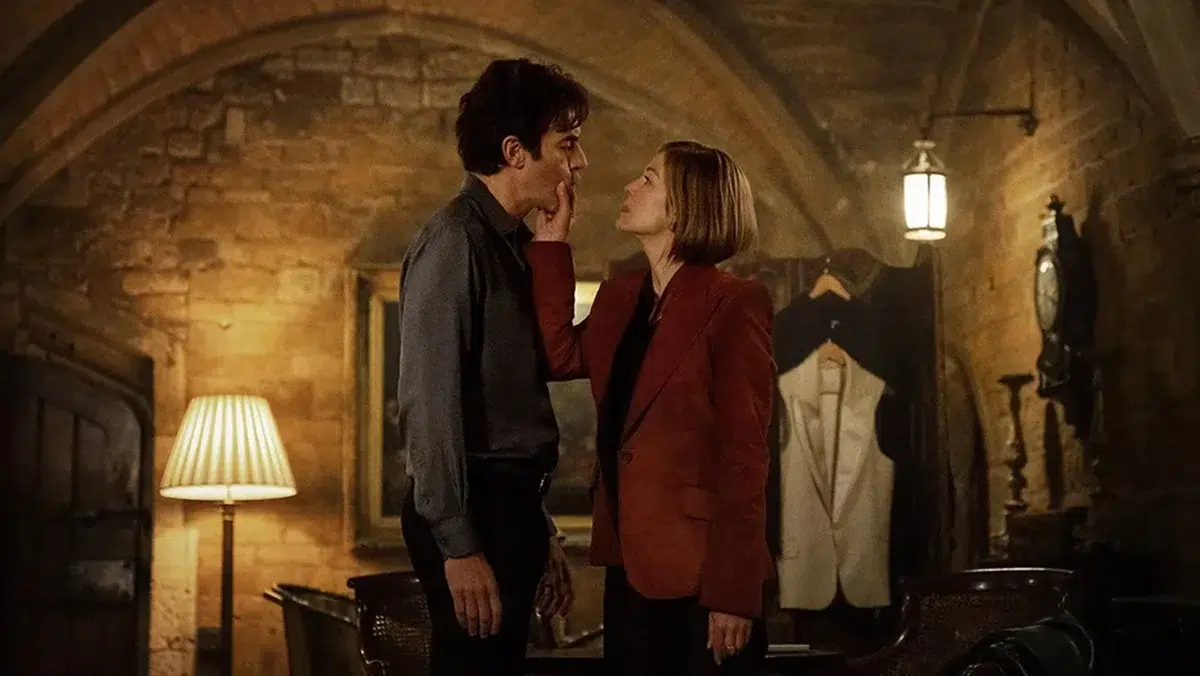 Sacha Baron Cohen y Rosamund Pike en Las damas primero (2026)