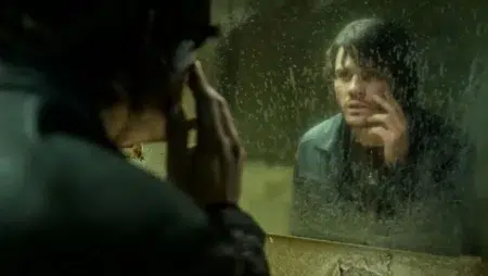 Qué ver en Prime Video: 3 películas que lideran el ranking de lo más visto Personaje principal de Terror en Silent Hill: Regreso al infierno mirándose al espejo