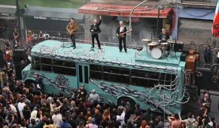 U2 convirtió las calles de Ciudad de México en su nuevo videoclip U2 arriba de un colectivo, filmando un video en México